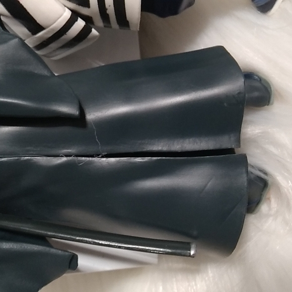 SALE! Demon Slayers Bundle Of 3 W/No Stands Included Great Condition - Picture 12 of 15